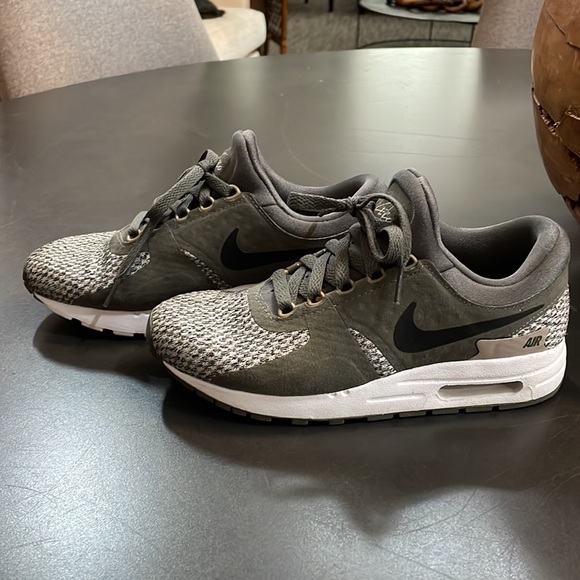 Barely worn Nike air shoes size 5 kids 6 women's no scuffs of visible wear . - Picture 3 of 5